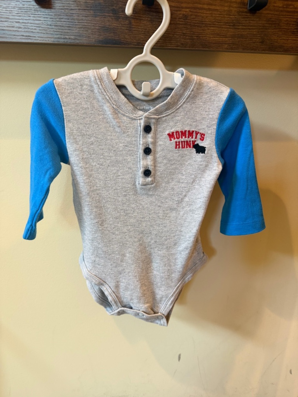 🌸 MOTHERS DAY 🌸 Carter's Baby Boy One Piece Bodysuit MOMMYS HUNK Size 6M